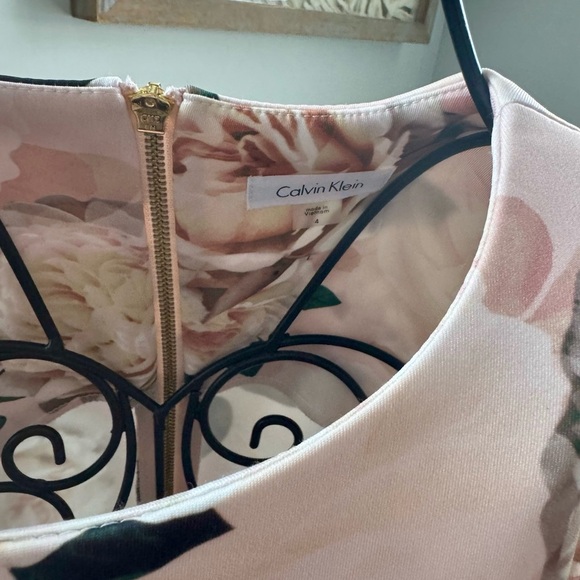 Women’s Calvin Klein pink floral scuba dress size 4 - Picture 3 of 9